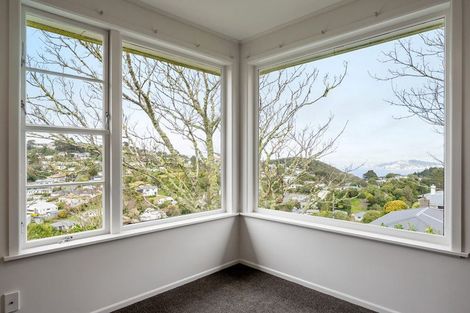 Photo of property in 98 Ruskin Road, Newlands, Wellington, 6037
