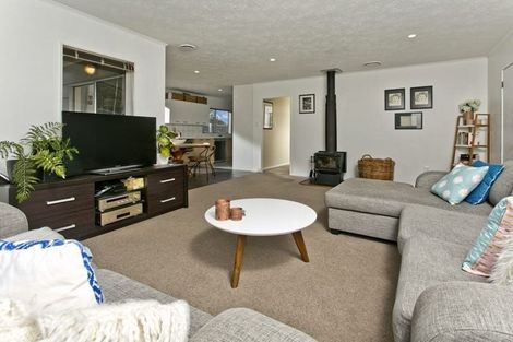 Photo of property in 5 Tetrarch Place, Totara Vale, Auckland, 0629