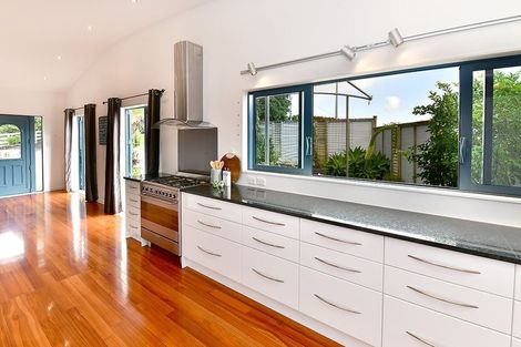 Photo of property in 4 Roberts Road, Matakatia, Whangaparaoa, 0930