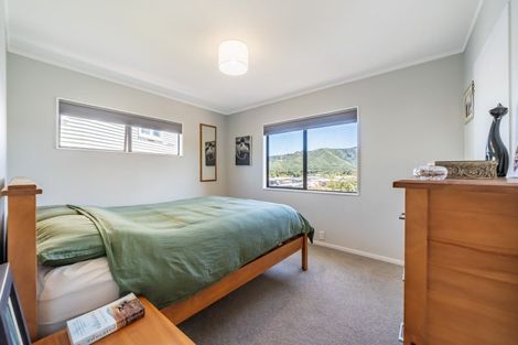 Photo of property in 2 Oaklands Grove, Clouston Park, Upper Hutt, 5018
