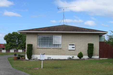 Photo of property in 2/8 Darlington Place, Glendene, Auckland, 0602