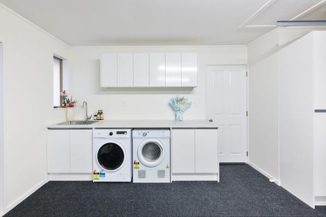 Photo of property in 8 Woodbank Drive, Glen Eden, Auckland, 0602