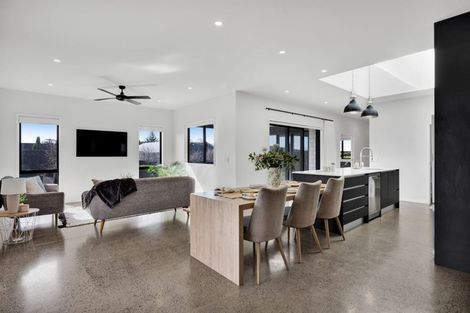 Photo of property in 5 Aheahea Way, Hurworth, New Plymouth, 4310