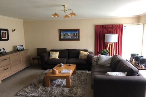 Photo of property in 64 Ruapehu Drive, Fitzherbert, Palmerston North, 4410