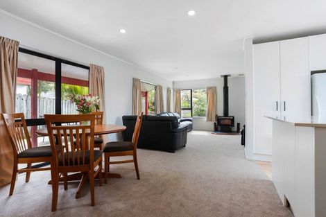 Photo of property in 6 Thalia Place, Totara Vale, Auckland, 0629