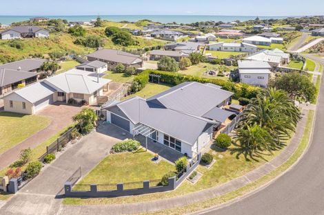 Photo of property in 18 Golf Vue Place, Castlecliff, Whanganui, 4501