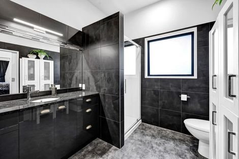 Photo of property in 11a Mace Terrace, Oakura, 4314