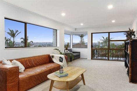 Photo of property in 8 Higham Ferrers Place, Red Beach, 0932