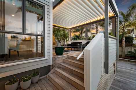 Photo of property in 32 Provence Esplanade, Te Atatu Peninsula, Auckland, 0610