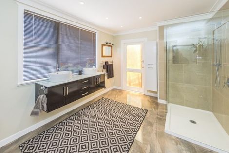 Photo of property in 21 Weraroa Road, Waverley, 4510