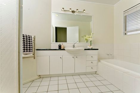Photo of property in 17 Goldfinch Rise, Unsworth Heights, Auckland, 0632