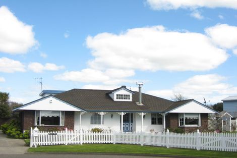 Photo of property in 10 Meads Place, Bulls, 4818