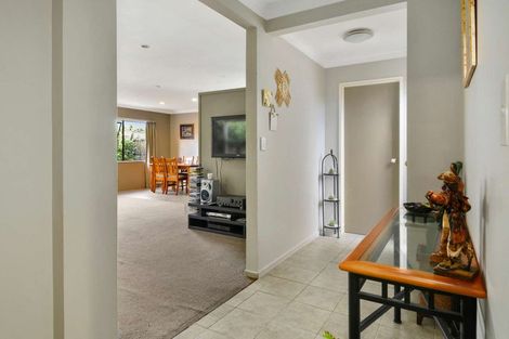 Photo of property in 1/98 Manhattan Heights, Glendene, Auckland, 0602