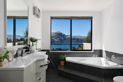 Photo of property in 17 Milward Place, Kelvin Heights, Queenstown, 9300