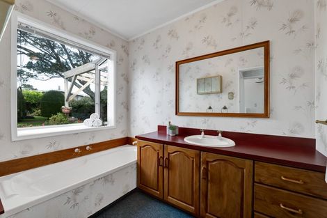 Photo of property in 102a Frankley Road, Frankleigh Park, New Plymouth, 4310