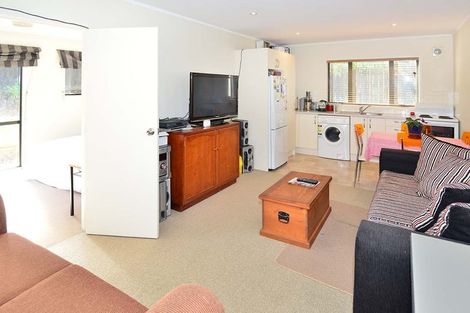 Photo of property in 11 Thalia Place, Totara Vale, Auckland, 0629