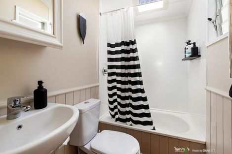 Photo of property in 180 Sutherland Road, Lyall Bay, Wellington, 6022