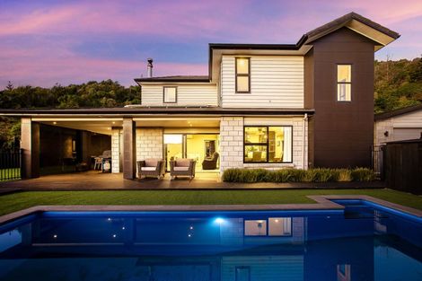 Photo of property in 15 Glenorchy Way, Aotea, Porirua, 5024