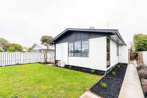 Photo of property in 8a Queenspark Drive, Parklands, Christchurch, 8083