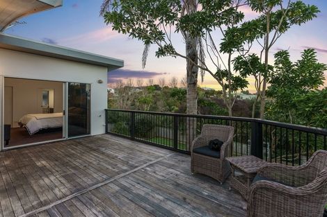 Photo of property in 10 Baulcomb Parade, Windsor Park, Auckland, 0632