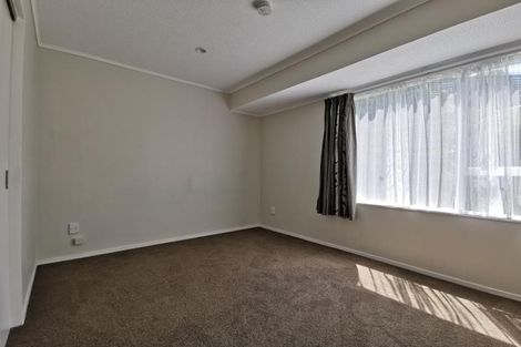 Photo of property in 12 Evesham Place, Newlands, Wellington, 6037