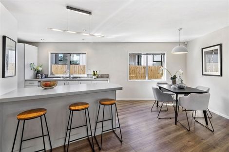 Photo of property in 280a East Coast Road, Forrest Hill, Auckland, 0620