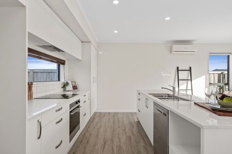 Photo of property in 33 William Dawson Crescent, Wigram, Christchurch, 8025
