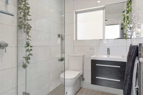 Photo of property in 2/76 Heathcote Road, Castor Bay, Auckland, 0620