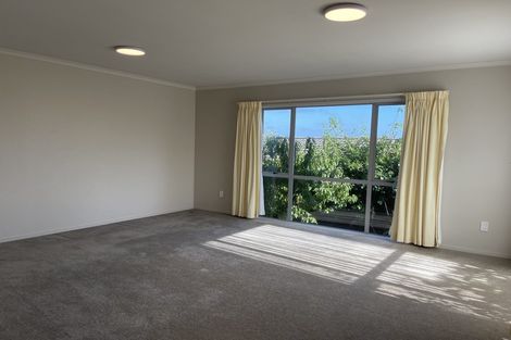 Photo of property in 14 Springtide Place, Red Beach, 0932