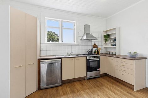 Photo of property in 94 Endeavour Street, Lyall Bay, Wellington, 6022