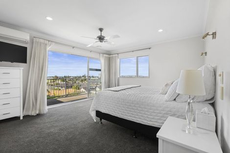 Photo of property in 60 Chesterfield Way, Orewa, 0931