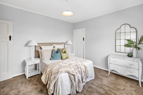 Photo of property in 72 Marine Parade, Mellons Bay, Auckland, 2014