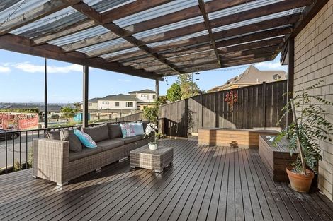 Photo of property in 16 Eric Gifford Drive, Ranui, Auckland, 0612