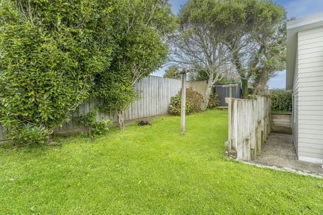 Photo of property in 6b Warrington Grove, Newlands, Wellington, 6037