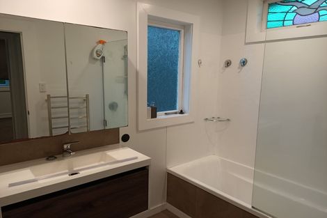 Photo of property in 25 Glenfern Road, Mellons Bay, Auckland, 2014