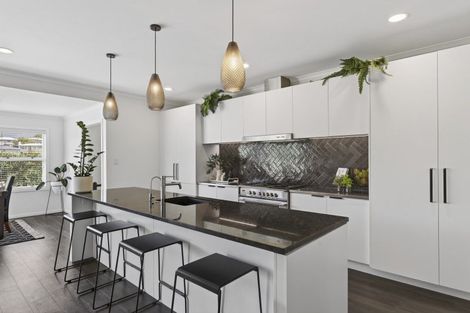 Photo of property in 5 Whitby Place, Westown, New Plymouth, 4310