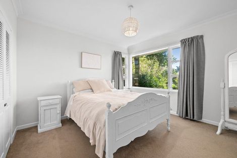 Photo of property in 5 Turville Crescent, Newlands, Wellington, 6037