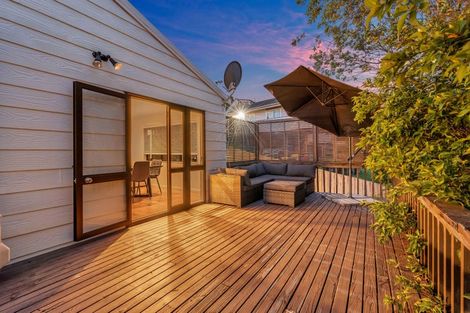 Photo of property in 2/30 Glen Vista Place, Bayview, Auckland, 0629