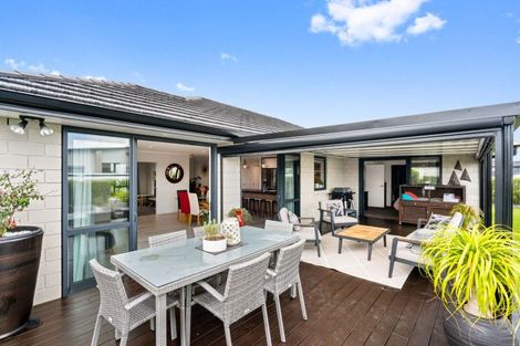 Photo of property in 32 Waitemata Drive, One Tree Point, 0118