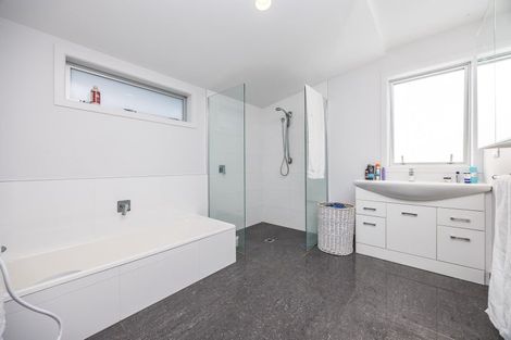 Photo of property in 18 Zita Avenue, Matakatia, Whangaparaoa, 0930