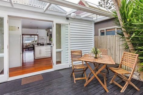 Photo of property in 117 Breaker Bay Road, Breaker Bay, Wellington, 6022