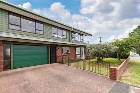 Photo of property in 2/20a Old Lake Road, Narrow Neck, Auckland, 0624