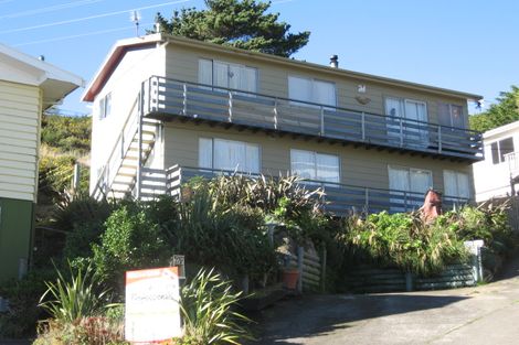 Photo of property in 29a Omega Street, Newlands, Wellington, 6037