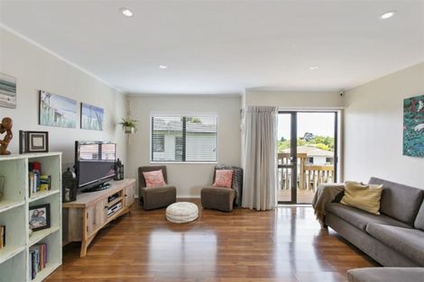 Photo of property in 1/10 Oreil Avenue, West Harbour, Auckland, 0618