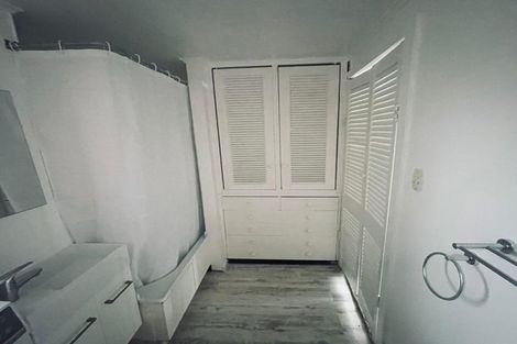 Photo of property in Churchill Flats, 213 The Terrace, Wellington Central, Wellington, 6011