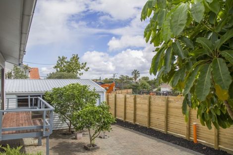 Photo of property in 2/98 Lake Road, Narrow Neck, Auckland, 0622