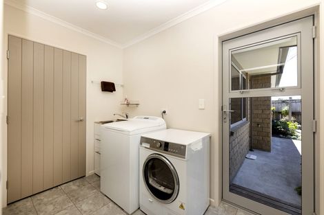 Photo of property in 2 Oakwood Drive, Highlands Park, New Plymouth, 4312