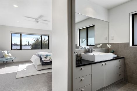 Photo of property in 33 Kilkelly Avenue, Pinehill, Auckland, 0632