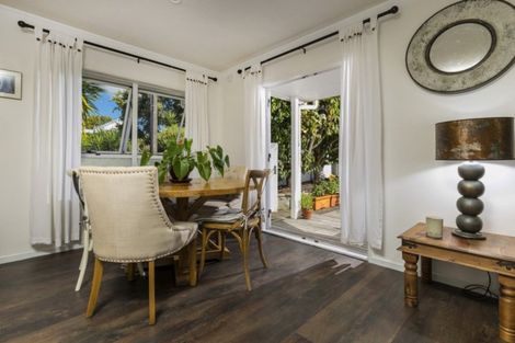 Photo of property in 30a William Bond Street, Stanley Point, Auckland, 0624
