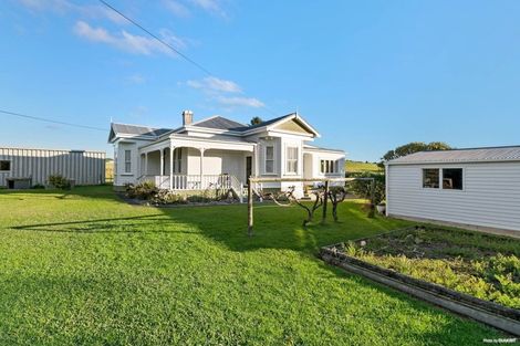 Photo of property in 290 Waitakere Road, Taupaki, 0782